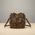 Sac seau motif léopard bandoulière - Vue 1 - sac seau